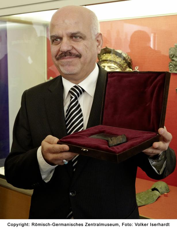 Der Botschafter der Republik Irak Dr. Hussain Mahmood Fadhlalla Al-Khateeb präsentiert die Streitaxt