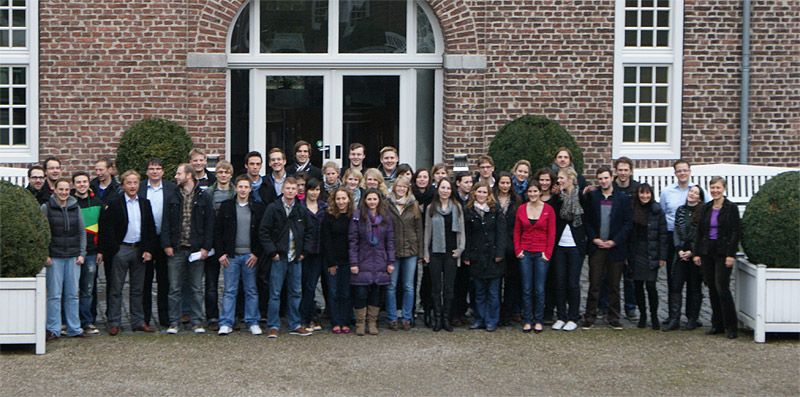 Teilnehmer des BiTS Leadership Assesment Centers vor Schloss Krickenbeck.