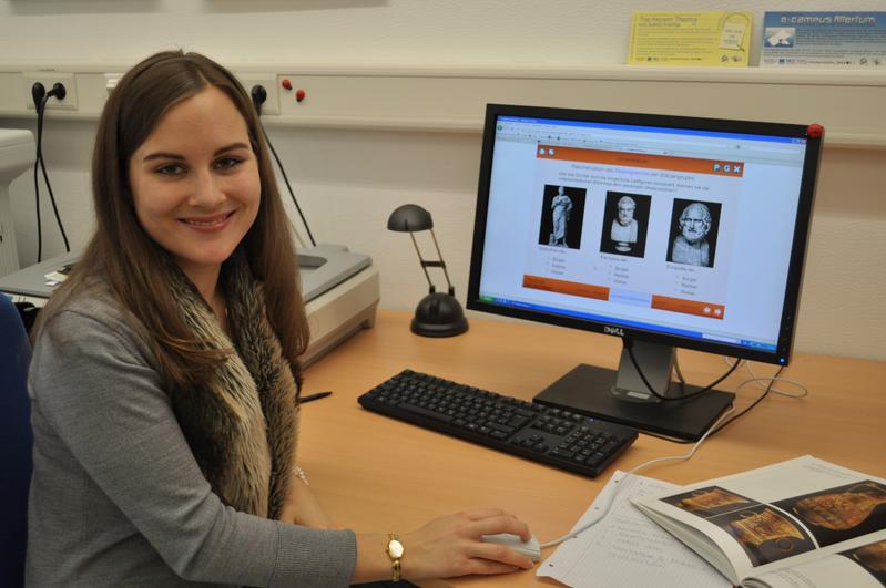 Die Studentin Romina Ebenhöch beim Testen eines Lernprogrammes des e-campus Altertum.
