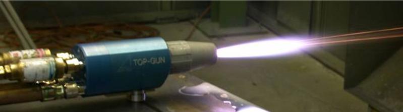 Das an der Uni Stuttgart entwickelte Hochgeschwindigkeits-Suspensions-Flammspritzverfahren erlaubt den Einsatz und die Verarbeitung nanoskaliger Pulverwerkstoffe. 