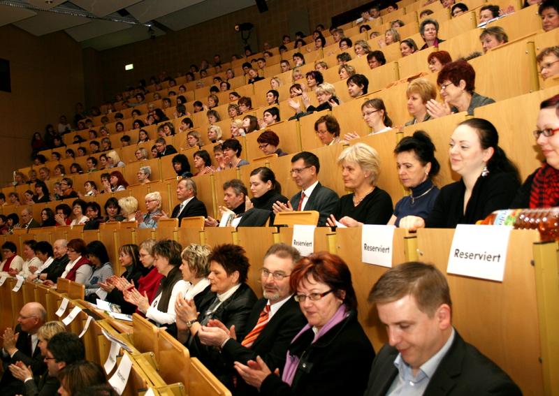 Blick in den großen Hörsaal des Konrad-Zuse-Medienzentrums während der Senftenberger Gespräche zum Schlaganfall im Vorjahr. Eine ähnlich große Teilnehmerzahl wird am 12. März 2011 erwartet.