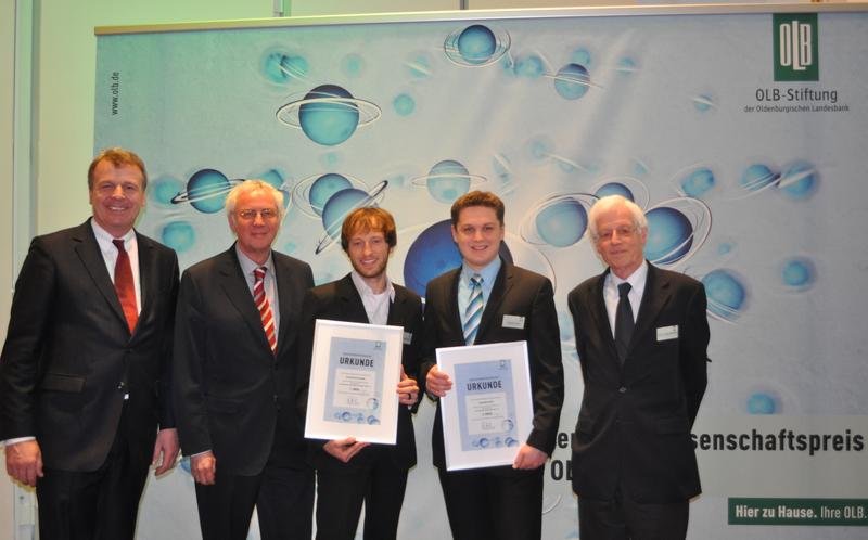 OLB-Wissenschaftspreis: Benedikt Buhl, Sprecher des Vorstands der OLB, zeichnete die Preisträger der Universität Osnabrück, Tim Christian Kietzmann und Alexander Kostka, im Beisein von Universitätspräsident Prof. Dr.-Ing. Claus Rollinger und Jury-Mitglied Prof. Dr. Jürgen Mittelstraß aus.