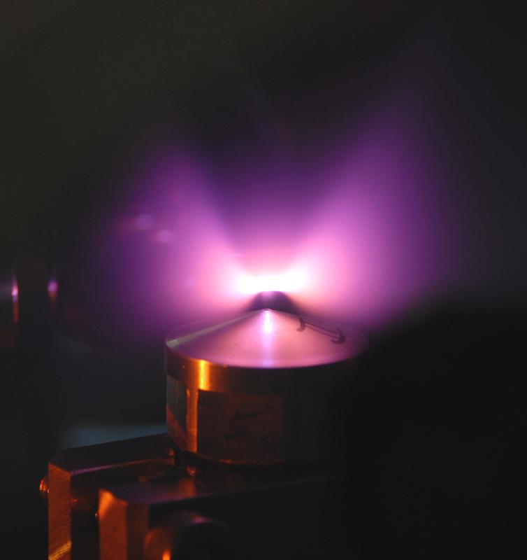 Helium atoms flowing from a small nozzle are ionized by a laser pulse. Thereby a plasma channel forms from helium ions and free electrons. In this channel the flash of light accelerates a small portion of the electrons almost to the speed of light. 
