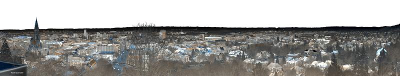 Panoramabild von Freiburg, das mit einer bispektralen Infrarotkamera aufgenommen wurde. Die beiden Infrarot-Kanäle wurden in den Komplementärfarben blau und orange eingefärbt, um das »Farbsehen im Infrarot« zu verdeutlichen. Eine derartige Informationsvielfalt konnten Wärmebildkameras bisher nicht liefern.