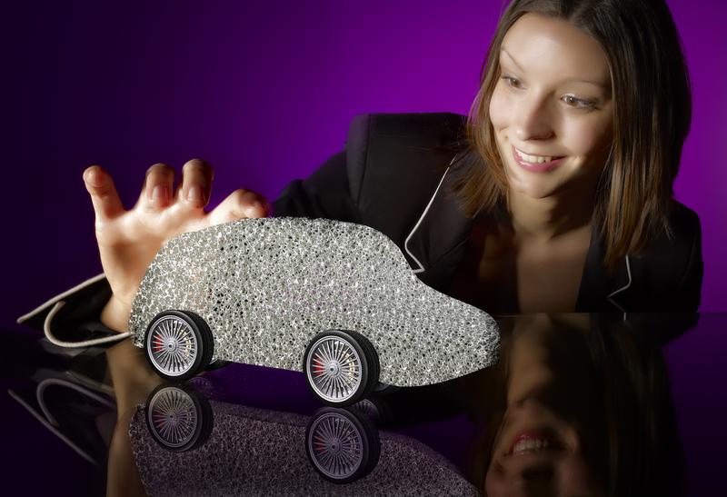 Eine neuartige Beschichtung aus nanokristallinem Nickel macht konventionelle Metallschäume sehr stabil. Sie sind daher ein idealer Crash-Schutz für Fahrzeuge. Foto: Uwe Bellhäuser.