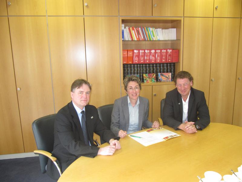 Bild (v.l.n.r.): Michael Schilling, Kanzler der Hochschule Harz, Beate Grebe, Geschäftsführerin der HaWoGe, und Prof. Dr. Jürgen Stember, Dekan des Fachbereichs Verwaltungswissenschaften, bei einem Gespräch anlässlich der Unterzeichnung der neuen Vereinbarung zum Begrüßungsgeld.