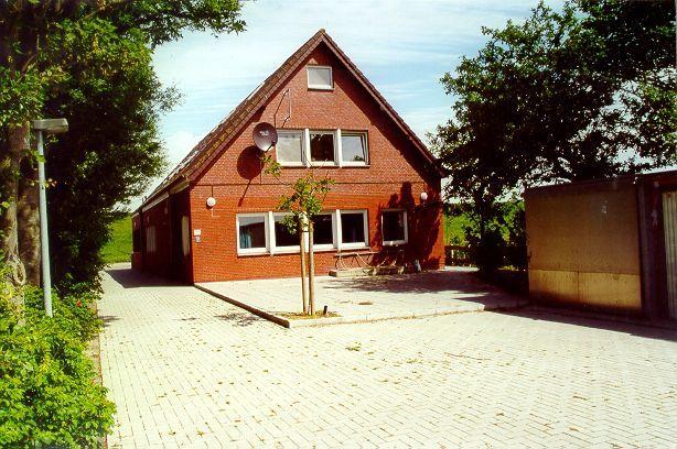 Hinter zwei Deichen liegt die Station mit dem traditionellen friesischen Walnussbaum auf dem Hof. Foto: bn