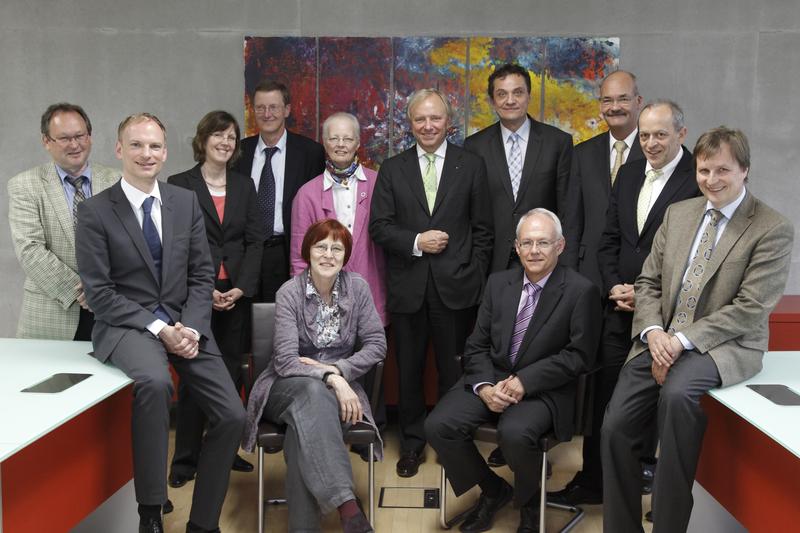 v.l.n.r.: hinten: Harald Fiedler, Barbara David, Michael Mika (HMWK), Prof. Dr. Alexa Köhler-Offierski, Dr. Helmut Rothenberger, Uwe Großmann, Jörg E. Feuchthofen, Dr. Hejo Manderscheid; vorne: Präsident Dr. Detlev Buchholz, Vizepräsidentin Prof. Dr. Eva-Maria Ulmer, Kanzler Dr. Reiner Frey, Vizepräsident Prof. Dr. Ulrich Schrader; nicht im Bild: Jutta Ebeling