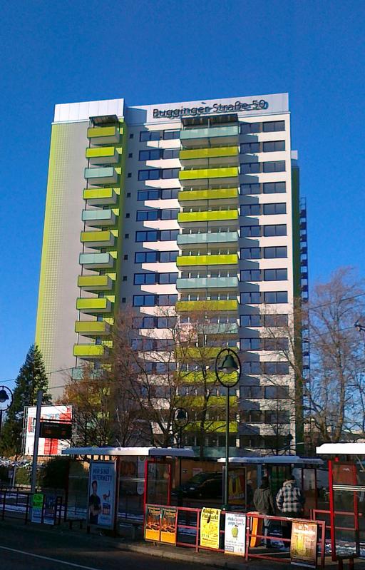 Freiburg-Weingarten, Bugginger Straße 50: Hier steht das weltweit erste Hochhaus mit Passivstandard. Das Fraunhofer-Institut für Solare Energiesysteme ISE hat die energetische Sanierung wissenschaftlich begleitet und analysiert bis 2013 den Realbetrieb des Gebäudes. 
