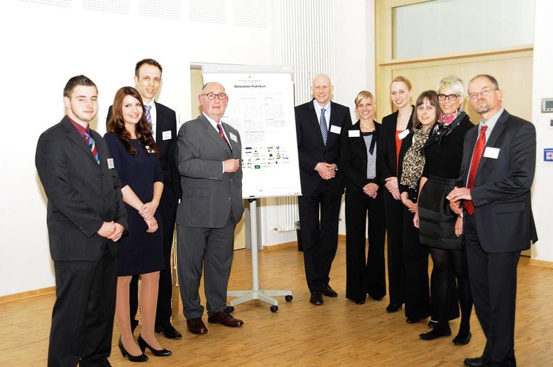Unterzeichneten in Lingen die „Deklaration Praktikum“: Tammo Gerdes von EWE (6.v.r.), Tabea Reich von Euro RSCG ABC (3.v.r.) und Dr. Christian Schröder von der LBS (r.) mit Studierenden der Hochschule Osnabrück sowie Prof. Dr. Christian Schwägerl (3.v.l.) und Prof. Dr. Achim Baum (4.v.l.).