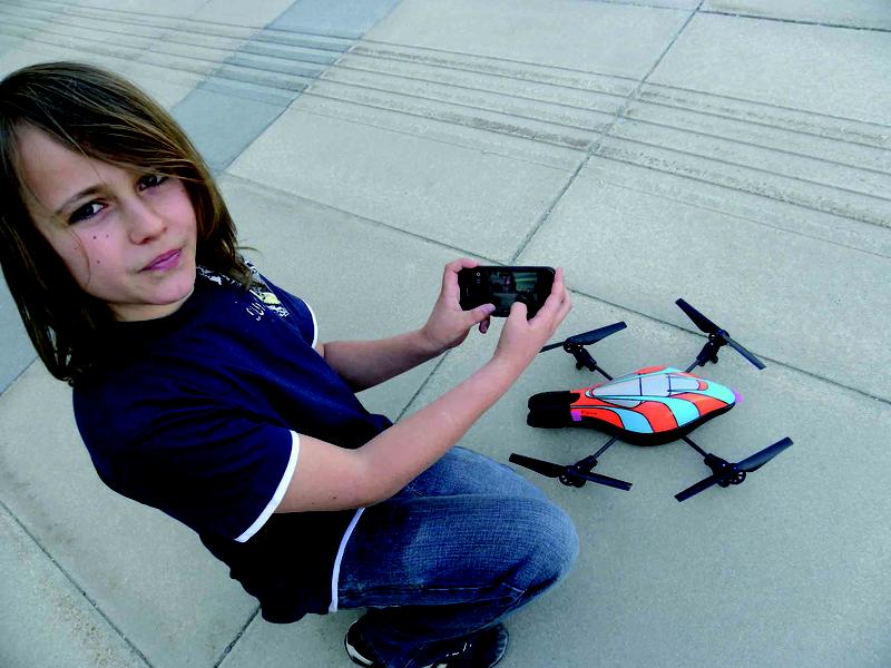Björn Bernreiter mit einem iPhone gesteuerten Quadrocopter 