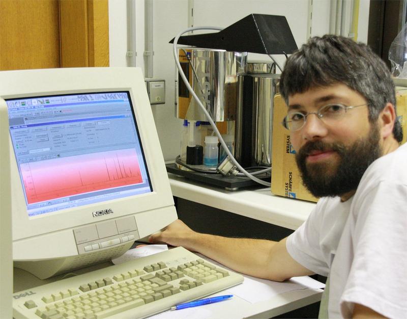 PD Dr. Stefan Dötterl bei chromatographischen Untersuchungen im Labor des Lehrstuhls für Pflanzensystematik.