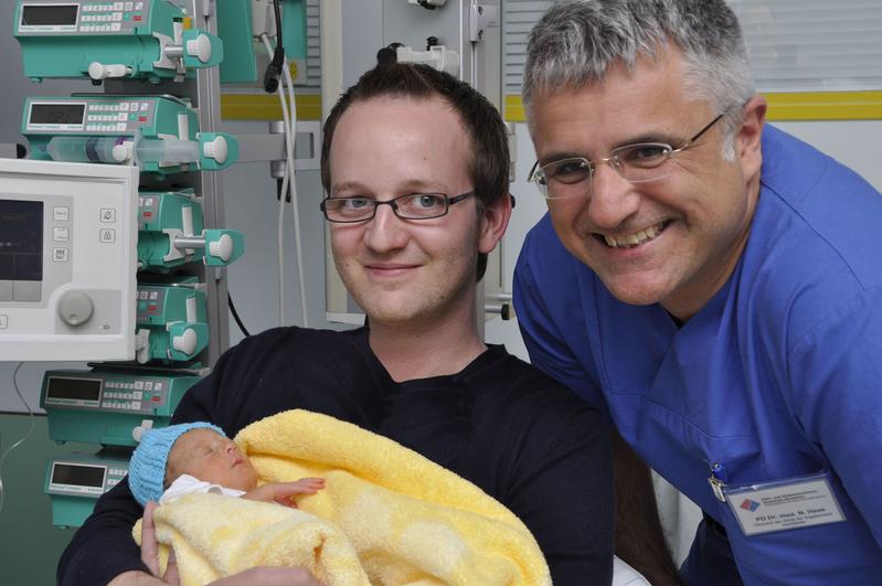 Alles gut: Die kleine Emilie mit ihrem Vater. Oberarzt PD Dr. Nikolaus Haas (rechts) führte den Eingriff im Zentrum für Angeborene Herzfehler des HDZ NRW, Bad Oeynhausen, erfolgreich durch
