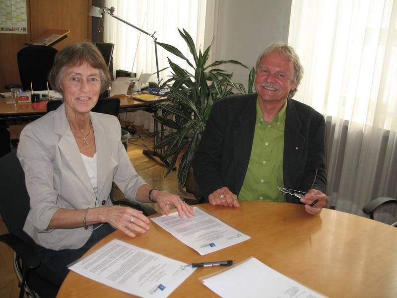 Prof. Dr. Liesel Hermes, Rektorin der PH, und Geschäftsführer Martin Link bei der Unterschrift der Kooperationsvereinbarung