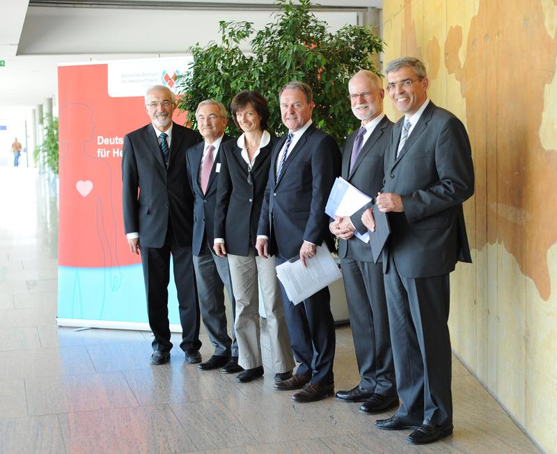 Bei der feierlichen Eröffnung des Deutschen Zentrums für Herzinsuffizienz (DZHI) in Würzburg: Dr. Paul Beinhofer, Regierungspräsident von Unterfranken, Prof. Dr. Georg Ertl, Sprecher des DZHI, Dr. Angela Lindner, Referatsleiterin Gesundheitsforschung im BMBF, Dr. Wolfgang Heubisch, Bayerischer Wissenschaftsminister, Prof. Dr. Christoph Reiners, Ärztlicher Direktor des Universitätsklinikums Würzburg und Prof. Dr. Matthias Frosch, Dekan der Medizinischen Fakultät der Universität Würzburg (von links). 