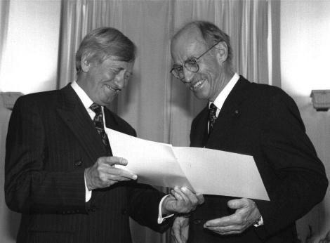 Bayerns Wissenschaftminister Hans Zehetmair (links) bei der Überreichung der Urkunde an Prof. Schwoerer. (Foto Süss, München)