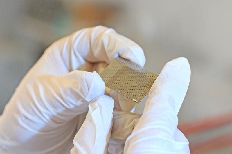 Diese diamantähnlichen Kohlenstofffolien sind nur ewa 3 nm dick und stabil genug, um frei zu stehen. Wenn sie mit einem fokussierten Laserpuls bestrahlt werden, verhalten sie sich wie ein Lichtsegel und die entstandenen Ionen können auf relativistische Geschwindigkeiten beschleunigt werden.