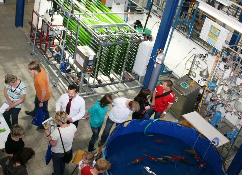 Zu den Höhepunkten am Studienort Senftenberg zählen unter anderem die Führungen zum Photobioreaktor, die Vorführungen in der Hochspannungshalle und die Experimentalvorlesung Chemie.