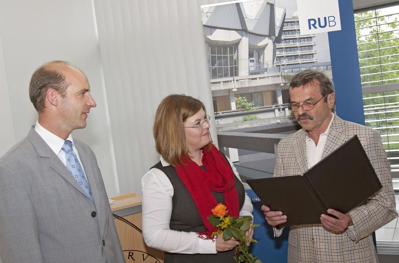 Veleihung des GdF-Preises 2011 (v. l.): Prof. Nils Metzler-Nolte (Dean der Research School), Preisträgerin Rabea Kohnen, Prof. Hans-Joachim Trampisch (GdF)