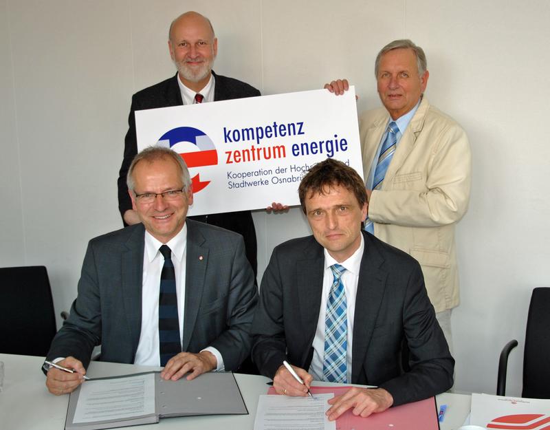 Startschuss für das neue Kompetenzzentrum Energie: (hinten v.l.) Dr. Stephan Rolfes (Stadtwerke-Vorstand), Prof. Dr. Peter Seifert (Vizepräsident Hochschule) sowie (vorne v.l.) Manfred Hülsmann (Stadtwerke-Vorstandsvorsitzender) und Prof. Dr. Andreas Bertram (Präsident Hochschule)
