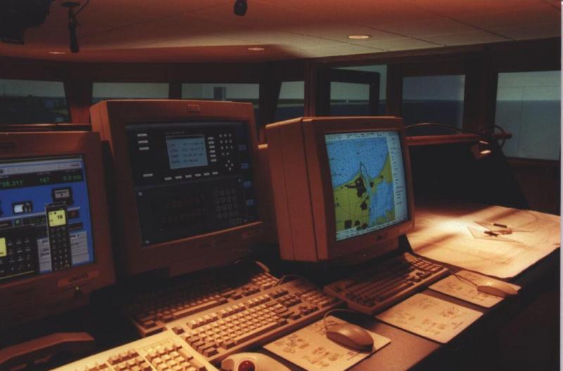 Radarüberlagerte elektronische Seekarte im Schiffsführungssimulator des Maritimen Simulationszentrums Warnemünde