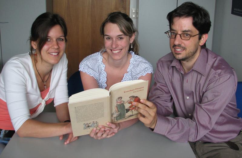 Die Germanistik-Studentinnen Hannah Steurer und Melanie Horn und Dozent Dr. Johannes Birgfeld (v.l.) mit ihrem neu erschienenen Lexikon zu dem Autor August von Kotzebue. 