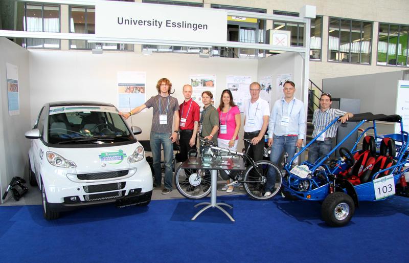 Bild 1: Das IBZ-Team am Messestand in Berlin Tempelhof. 