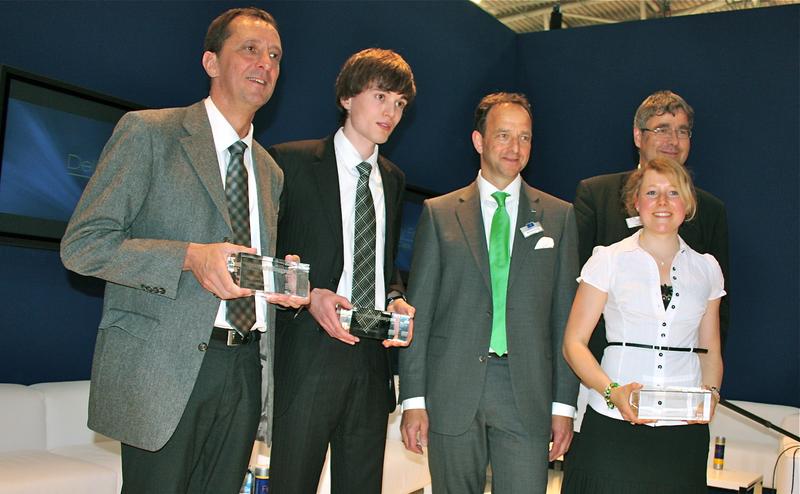 Das auf Umweltfragen spezialisierte Team des GAIA Instituts für Umweltmanagement (v.l.n.r.): Professor Dr. Thomas Meuser, Alexander Kempny, Matthias Hohmann, Geschäftsführer Night Star Express GmbH Logistik, Laura Mervelskemper, GAIA, und Björn Helmke, Chefredakteur DVZ, bei der Auszeichnung mit dem Night Star Express Award 2011.