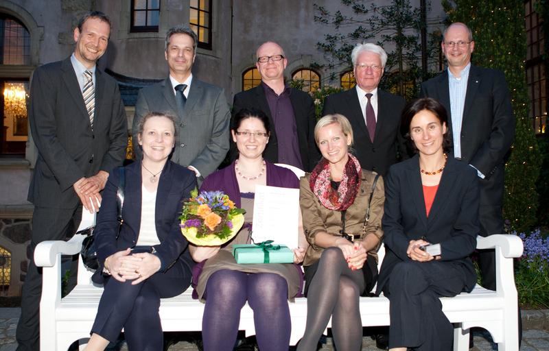 Bei der Preisübergabe vor dem Schloss Tremsbüttel - Hinten (v.l.n.r.): Mark Hübner-Weinhold, Ressortleiter Beruf & Erfolg des Hamburger Abendblattes, Jens C. Hoeppe, Personaldirektor der Bremer Landesbank, Prof. Dr. David Scheffer, Dozent für Personalwesen an der NORDAKADEMIE, Wolfgang Bitter, Vorstand der Itzehoer Versicherungen, und Andreas von Studnitz von der von Studnitz Management Consultants GmbH. Vorne (v.l.n.r): Corinna Schleier, HR-Director der Thermo Fisher Scientific GmbH, Julia Hornung, Stephanie Blank, Personalleiterin der Grey Logix GmbH, und Prof. Dr. Annett Cascorbi, Professorin für Personalmanagement und Unternehmensführung an der NORDAKADEMIE.