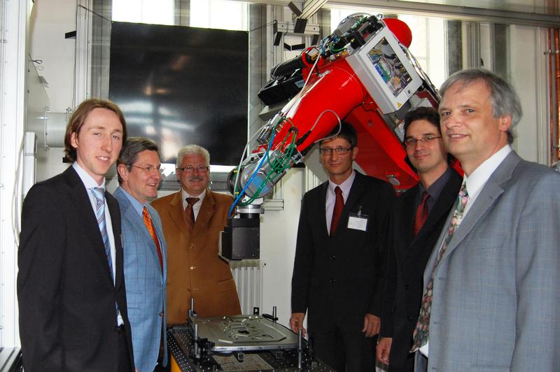 Das Bild zeigt die Projektpartner bei der Abschlusspräsentation: Markus Lotz, Hochschule Aschaffenburg, Hochschulpräsident Prof. Dr. Wilfried Diwischek, 