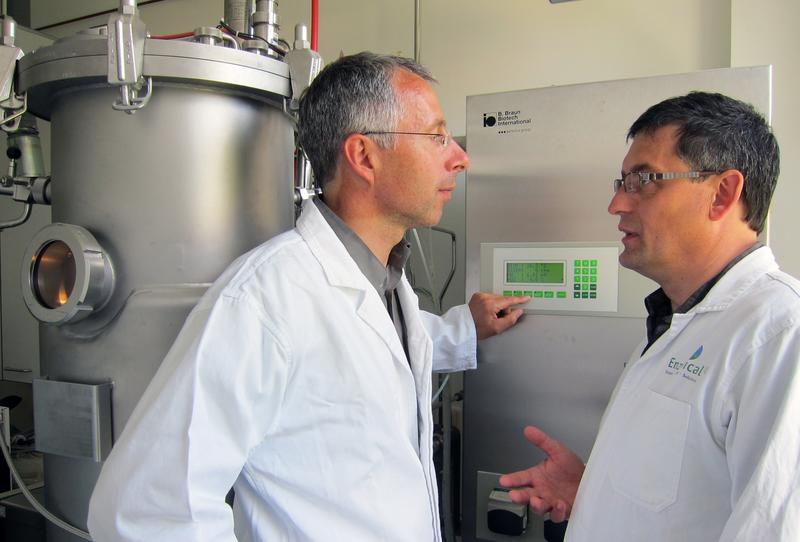 Prof. Dr. Thomas Schweder, Institute Marine Biotechnology Greifswald (left), and Dr. Ulf Menyes, Enzymicals AG (right), in front of a 100L-Fermenter for recombinant bioprocesses.