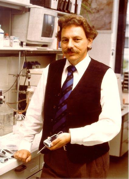 Der Erfinder Prof. Dr. Meinhard Knoll präsentiert die Glucose-Messgeräte im Labor