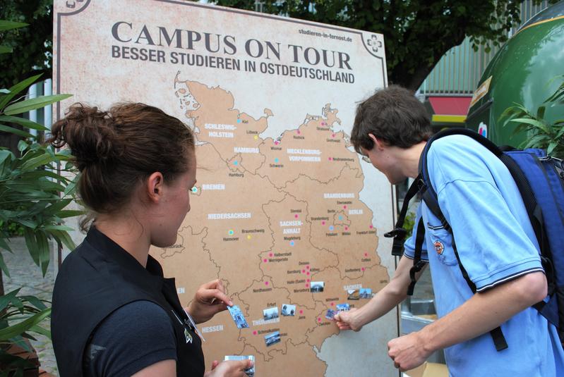 Das Deutschlandquiz war ein Publikumsmagnet am Roadshow-Stand. Ein Lübecker testet sein Wissen über den Osten.