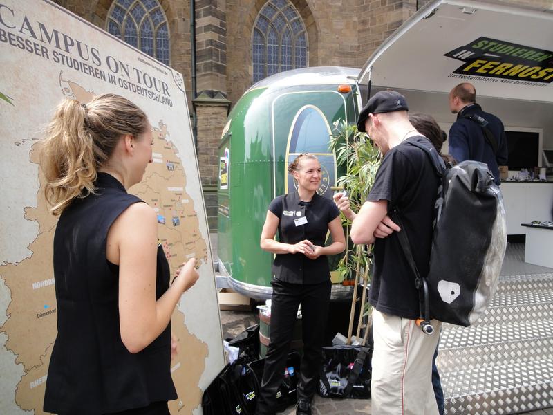 Wie gut kennen die Bremer den Osten? Das Deutschlandquiz war ein Publikumsmagnet bei der Roadshow "Campus on Tour" in Bremen.