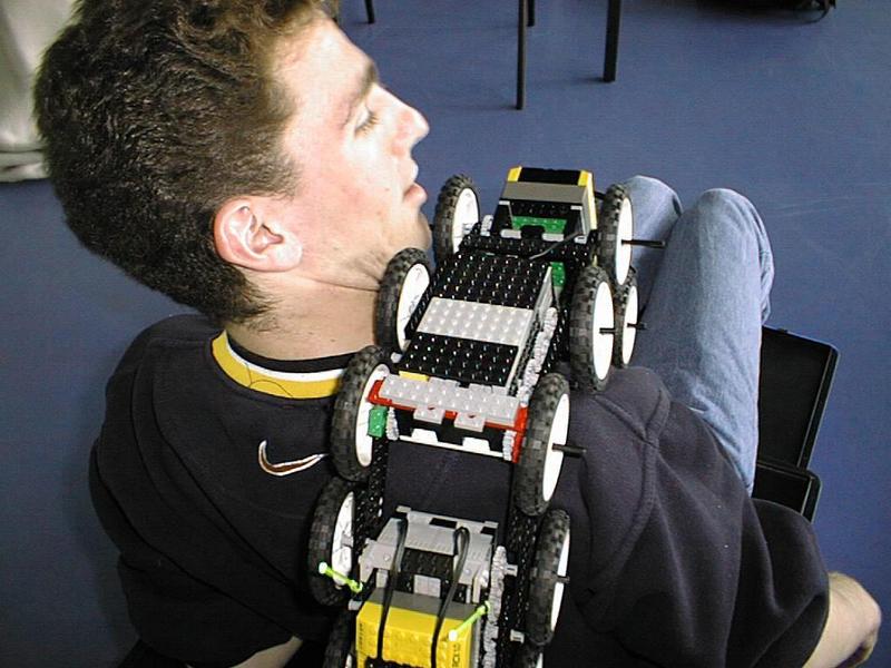 Oliver Schad ist einer der Bocholter Studenten, der am Lego-Wettbewerb teilnehmen will. Im Sommersemester hat er mitgeholfen, einen Krabbel-Roboter zu bauen. Foto: FHG/AB, Abdruck honorarfrei