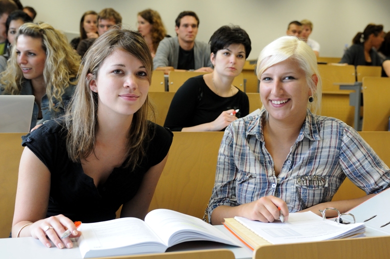 Der MScBA zeichnet sich sowohl durch wissenschaftliche Fundierung als auch hohen Praxis- und Anwendungsbezug aus. Die Studierenden lernen in kleinen Gruppen Inhalte kritisch zu reflektieren und anzuwenden