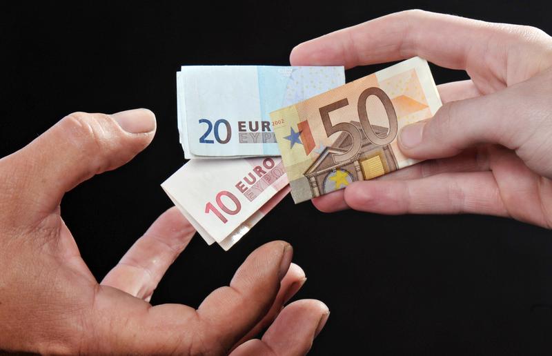 Ein dezent übergebener Geldschein ebnet in manchen Ländern Wege und beschleunigt Verfahren - Thema einer Konferenz an der Universität Jena vom 29. Juni bis 2. Juli 2011.