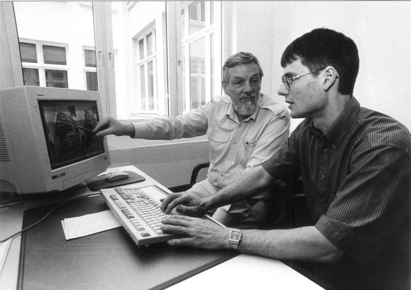 Die Jenaer Informatiker Prof. Dr. Klaus Voß (links) und sein Mitarbeiter Christian Bräuer-Burchardt bei der "Begradigung" eines Architekturfotos. (Foto: Bildstelle Uni Jena)