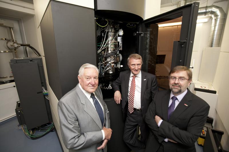 60 Jahre Elektronenmikroskopie in der Steiermark und ein neues Mikroskop der Superlative: TU Graz Rektor Hans Sünkel (Mitte) freut sich gemeinsam mit dem Vize-Präsidenten des Vereins zur Förderung der Elektronenmikroskopie, Ulrich Santner (links), und Professor Ferdinand Hofer (TU-Institut für Elektronenmikroskopie und Feinstrukturforschung) über das Jubiläum und die Inbetriebnahme von ASTEM.