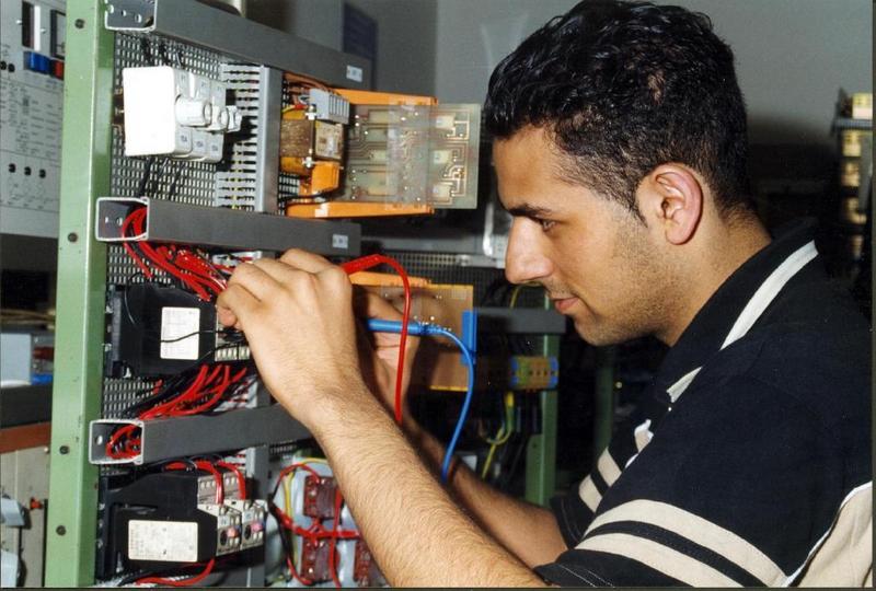 Die ersten Studierenden, die an der Fachhochschule in Gelsenkirchen ein Maschinenbau-Studium mit einer Lehre kombinieren, werden während der ersten vier Semester bei Siemens in Mülheim/Ruhr ausgebildet. Foto: Siemens, Abdruck honorarfrei