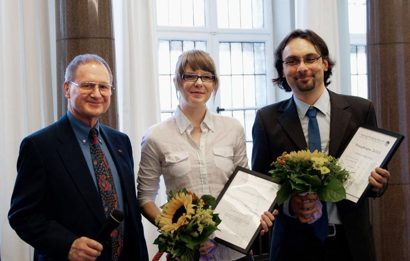 Preisverleihung durch Dr. Helmut Sörensen (links), Präsident der Deutschen Rheuma-Liga Berlin. 