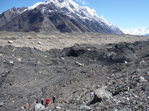 Die schmelzenden Gletscher hinterlassen riesige Schutthalden und bringen Überschwemmungen, Felsstürze, Geröll- oder Schlammlawinen mit sich