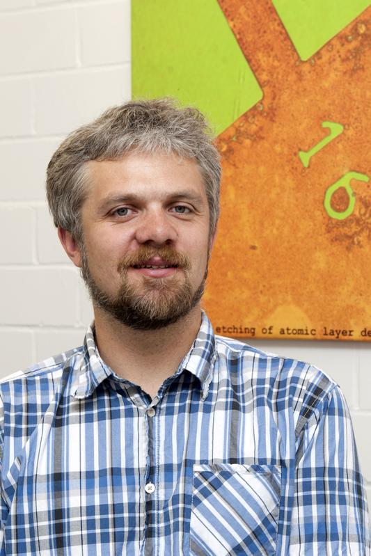 Univ.-Prof. Dr.rer.nat. Hendrik Bluhm vom Lehrstuhl für Experimentalphysik der RWTH Aachen erhält den Alfried Krupp-Förderpreis für junge Hochschullehrer 2011. 