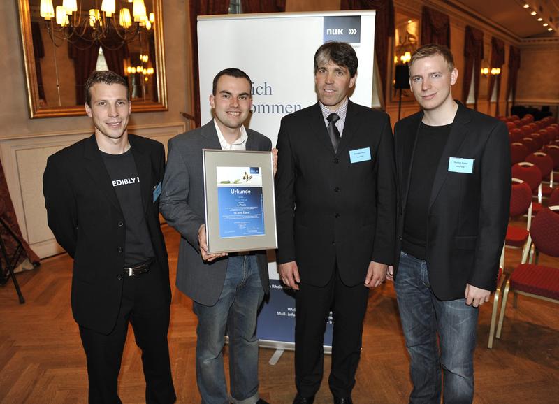 Foto: Sieger beim 14. NUK-Businessplan-Wettbewerb: das KonTEM-Team. Von links nach rechts: Jörg Wamser, Patrick Kurth, Dr. Stephan Irsen, Steffen Pattai. Fotograf: Oliver Schulze, Köln.
