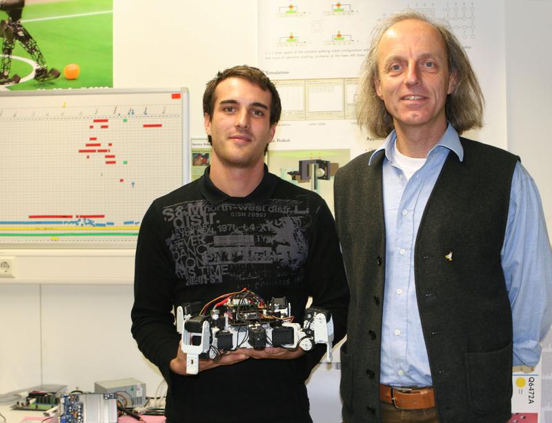 Professor Wolfgang Ertel und Robert Schneider mit einem Laufroboter der ebenfalls an der Hochschule Ravensburg-Weingarten entwickelt wurde.