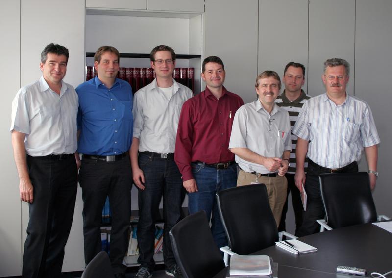 Kick-off-Meeting für das Projekt „Zuverlässige Systeme durch passive Silicium-Baulemente“ bei der SEMIKRON Elektronik GmbH & Co. KG am 21. April 2011 in Nürnberg, von links nach rechts: Arendt Wintrich, Joachim vom Dorp, Holger Schwarzmann, Sven Berberich, Igor Kasko, Michael Groß, Anton Bauer.