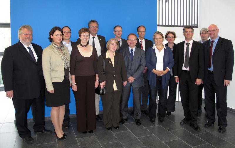 Die Teams von "STELLA" und "GLANZ" beim zweifachen Kick-off. Darunter Prof. Dr. Martin Winter (r.), Dr. Herbert Zeisel (l.) und Ingo Höllein (3. v. r.) vom BMBF sowie Dr. Wolfgang Schmidbauer (Mitte vorn) 