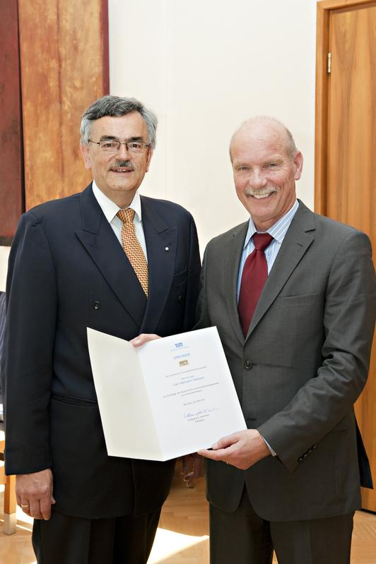 Der Präsident der TU München, Prof. Wolfgang A. Herrman (l.), überreicht die Ernennungsurkunde an Honorarprofessor Dr. Carl-Hermann Hempen.