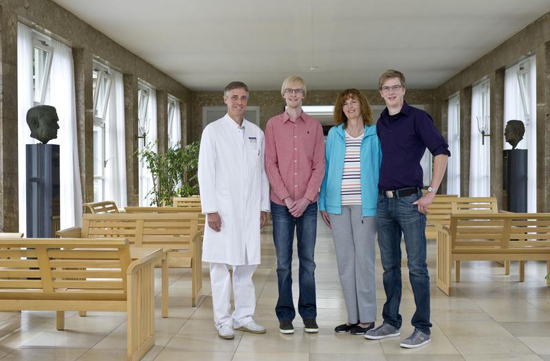 Sabine Kreie mit ihren Söhnen, Sebastian und Marius. Alle drei wurden von Professor Dr. Matthias Karck, dem Ärztlichen Direktor der Heidelberger Universitätsklinik für Herzchirurgie, operiert.
