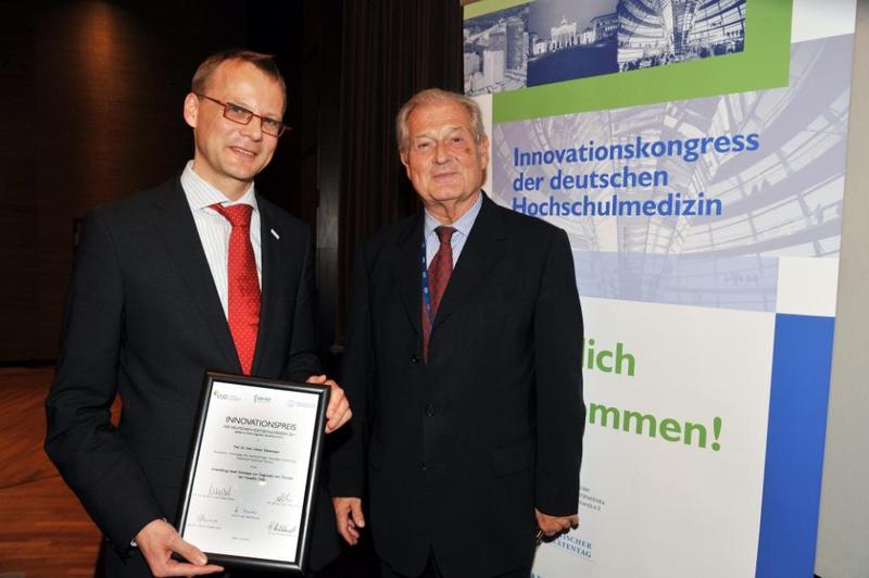Professor Dr. Heiner Wedemeyer (links), Medizinische Hochschule Hannover, wurde von Professor Dr. J. Rüdiger Siewert, Verband der Universitätsklinika Deutschlands (VUD), mit dem Innovationspreis der deutschen Hochschulmedizin 2011 ausgezeichnet.